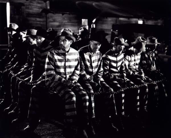 Chain gang, ieri. Paul Muni sul set del ‎film di Mervyn LeRoy “I Am A Fugitive From A Chain Gang”, 1932.