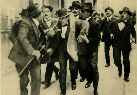 Mussolini mentre viene arrestato a Roma l'11 aprile 1915 dopo un comizio a favore dell'intervento dell'Italia nella guerra.