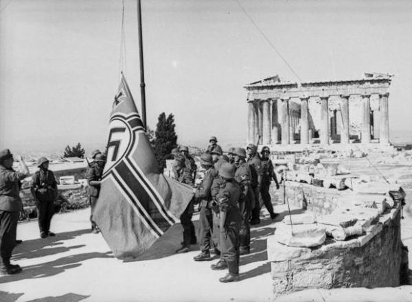 I tedeschi innalzano la svastica sull’Acropoli, 1941