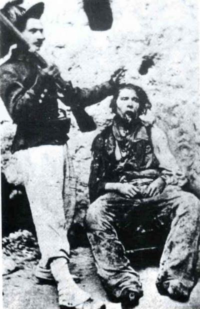 1863. Un bersagliere esibisce il cadavere del bandito campano Nicola Napolitano, detto il Caprariello