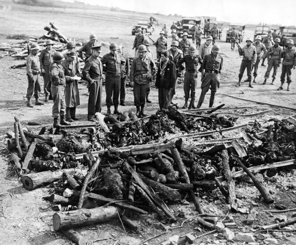 Ohrdruf, 12 aprile 1945. I generali americani Eisenhower, Bradley, Patton ed Eddy davanti ad una catasta di corpi di prigionieri che i nazisti avevano tentato di cremare prima dell’arrivo degli alleati.