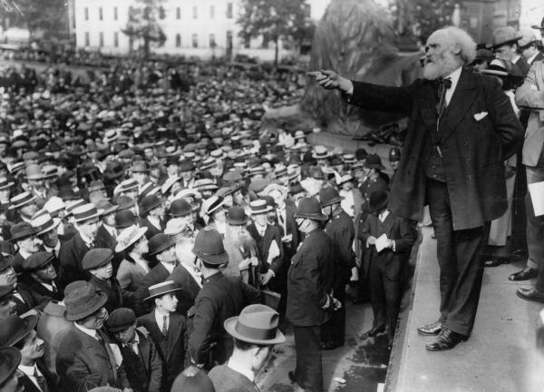 James Keir Hardie durante un raduno pacifista a Trafalgar Square, Londra, 1914