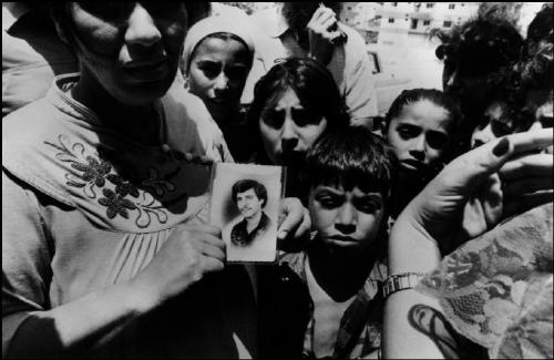 Sidone 1982, una donna palestinese mostra la foto del figlio caduto in battaglia
