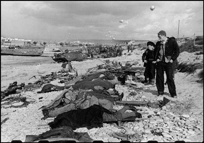 ‎Normandia, giugno 1944. Dopo il D-Day, foto di Robert Capa.‎