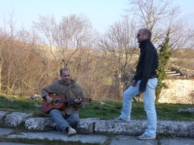 Paolo Talanca (senza chitarra) e Marco Di Pasquale (con la chitarra di Paolo)