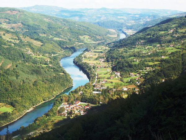 La Drina a Perućac al confine tra Serbia e Bosnia