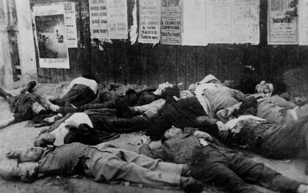 Milano, Piazzale Loreto, 10 agosto 1944. I corpi di 15 partigiani e antifascisti fucilati da legionari della “Ettore Muti” e da militi della Guardia Nazionale Repubblicana.