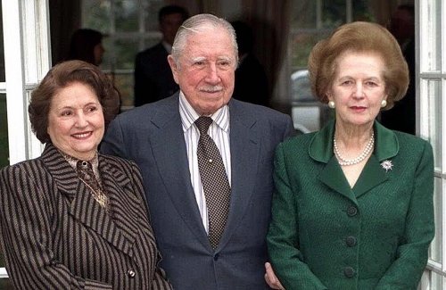 La Thatcher in visita all’amico Pinochet ‎mentre si trovava in stato di arresto a Londra, tra il 1998 ed il 2000‎