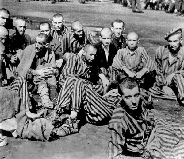 L’ultima foto di Robert ‎Desnos (al centro) a Theresienstadt, poco prima della morte.‎