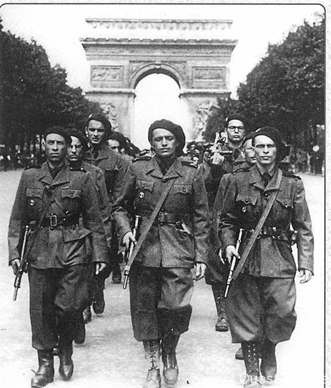 Joseph Darnand (a destra), capo della Milice française, le SS francesi (non vi ricorda il Col. Mathieu, interpretato da Jean Martin, ne “La battaglia di Algeri” di Gillo Pontecorvo?)