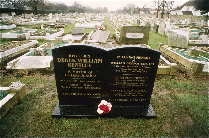 La lapide sulla tomba di Derek Bentley, “A Victim of British Injustice”.