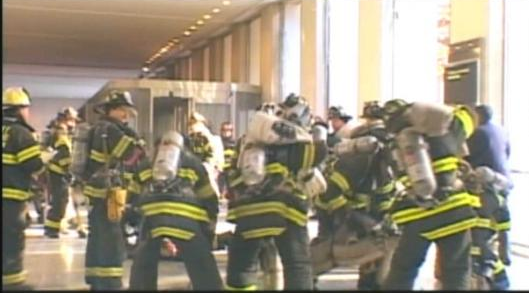 ”9/11”, ‎fotogramma dal film di Jules e Gedeon Naudet. I pompieri dell’FDNY nella hall della Torre 2, ‎prima di cominciare la salita di soccorso.