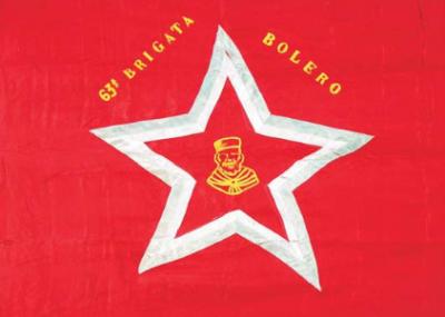 La prima bandiera realizzata dalle donne della Brigata con il tessuto di paracadute rosso americano.