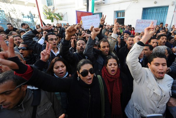 Proteste contro il governo sono scoppiate nella provincia centrale di Sidi Bouzid dopo che un laureato di 26 anni ha tentato il suicidio dandosi fuoco il 17 dicembre. In Tunisia il tasso di disoccupazione è del 14,7% - fonte Al Jazeera