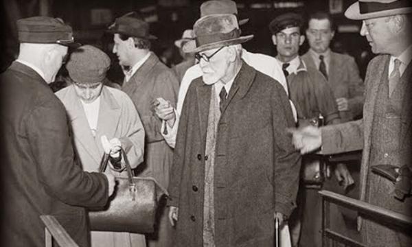 Giugno 1938. Sigmund Freud in arrivo a Parigi dopo la fuga da Vienna
