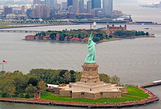 La Statua della Libert&agrave; con Ellis Island sullo sfondo