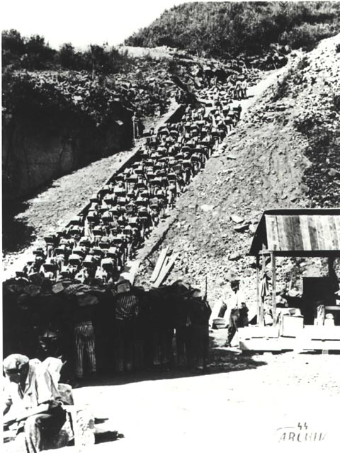 Costruzione della “scala della morte” a Mauthausen. Foto scattata dal prigioniero catalano Francesc Boix.