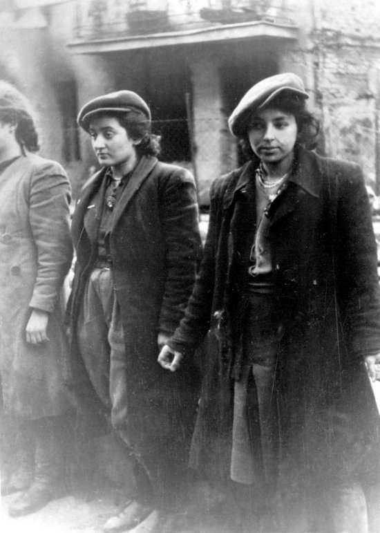 Varsavia, maggio 1943. Partigiane ebree catturate dai nazisti, a destra Malka Zdrojewicz, poi sopravvissuta al campo di sterminio di Majdanek. (La foto fa parte di quelle inviate da Jürgen Stroop, responsabile dell’annientamento del ghetto di Varsavia, nei suoi rapporti a Heinrich Himmler)