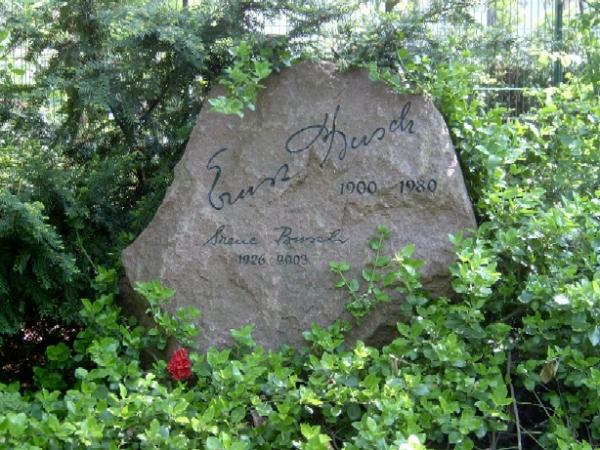  »Das Grabmal von Ernst und Irene Busch auf dem Friedhof Pankow III in Berlin«