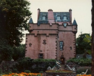 Towie, presso Creishbrowe (Scozia). Il castello Towie-Barclay, probabilmente ricostruito sul sito del primitivo castello dato alle fiamme dal cap. Ker nel XVI secolo.