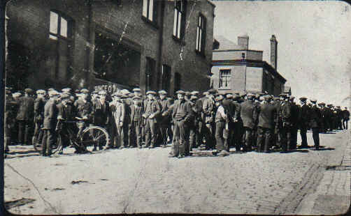 Tyldesley, Manchester - Minatori davanti alla Miners Hall durante lo sciopero generale del 1926