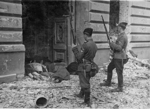 Ghetto di Varsavia, 1943. (I soldati nella foto non sono tedeschi ma ucraini, "askari", collaborazionisti disertori dall'Armata Rossa.)