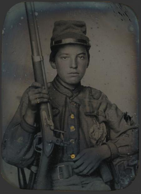  Un giovanissimo soldato confederato, identificato come William T. Biedler, di 16 anni, ritratto tra il 1861 e il 1865.