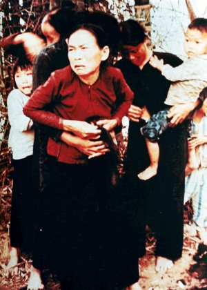 My Lai, Vietnam, 16 marzo 1968  Donne e bambini pochi istanti prima di essere assassinati dai soldati statunitensi. Foto di Ronald L. Haeberle