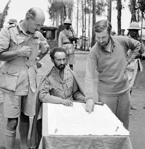 Hailé Selassié ‎nel 1941, insieme al britannico Orde Wingate (a destra), fondatore e comandante della Gideon ‎Force‎