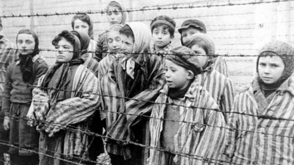 Auschwitz. Bambini superstiti, 1945  da un filmato delle truppe sovietiche