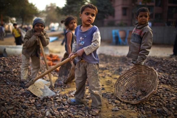  Bambini indiani al lavoro in un cantiere di New Delhi, 2010