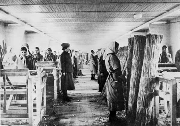 Campo di concentramento di Ravensbrück. Prigioniere al lavoro sotto lo sguardo della kapo