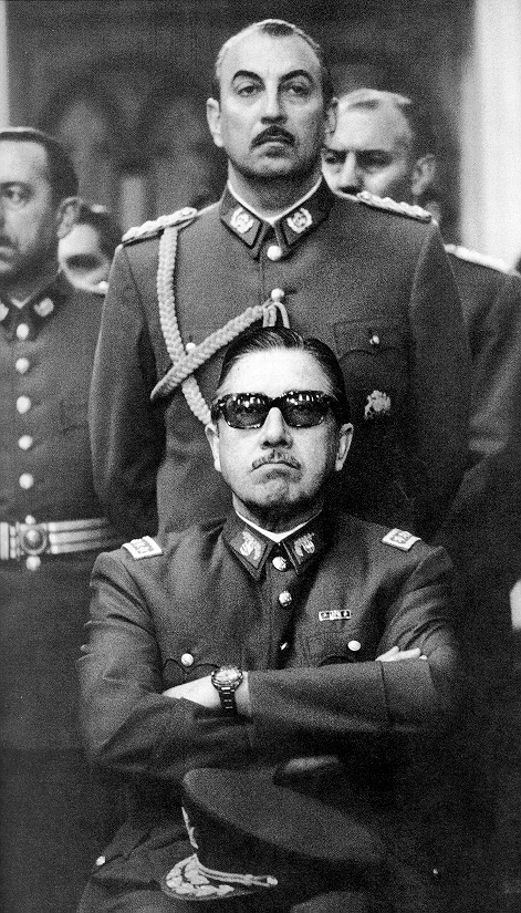 Pinochet, nella sua posa più classica e naturale