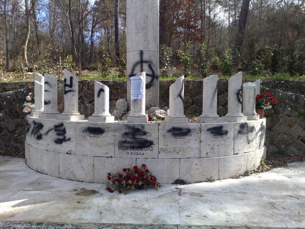 Scalvaia, Monticiano, provincia di Siena, 2010. Il monumento a 10 partigiani fucilati dai nazifascisti nel 1944 imbrattato con svastiche e croci celtiche
