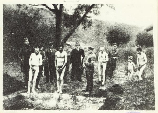 Ponary, settembre 1941. Esecuzione di alcuni uomini e di un bimbo ebrei. Alcuni dei carnefici armati di fucile vestono abiti civili, sono certamente abitanti del posto.