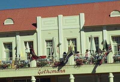 La terrazza del Gathemann con le bandiere.