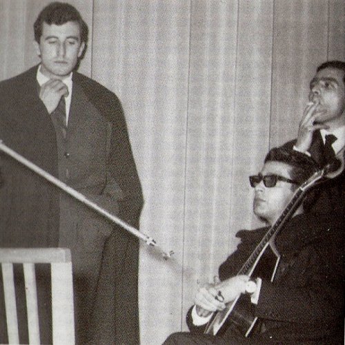 ‎Adriano ‎Correia de Oliveira (a sinistra) con António Portugal (con la chitarra) e Manuel Alegre‎