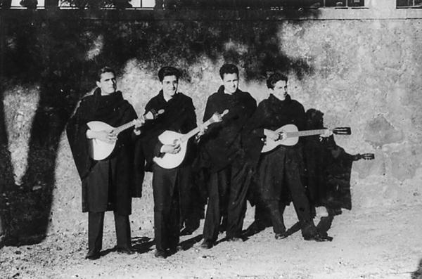 1958: José Afonso (secondo da destra, senza chitarra) ancora in tenuta da studente di Coimbra con un gruppo di fadistas.