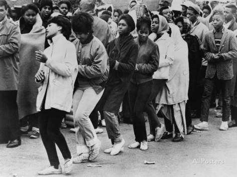 Donne afro americane ballano durante la marcia del 1965 a Selma