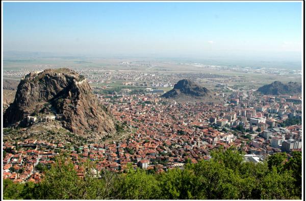 La città di Afyonkarahisar. In primo piano, a sinistra, la "roccia nera" con l'antichissima fortezza già nota agli Ittiti.
