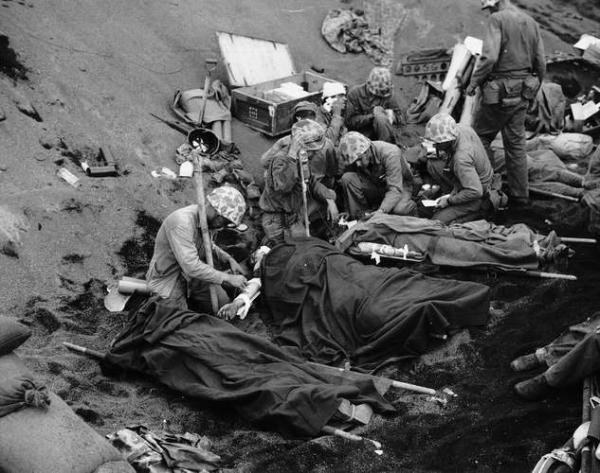 Iwo Jima, 1945 -  Marines feriti