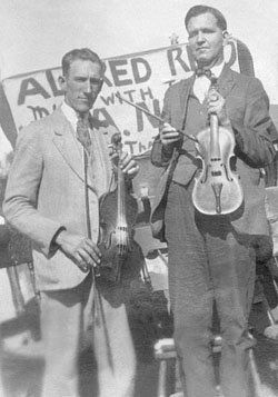 Blind Alfred Reed, a destra, con il violinista Fred Pendleton nel 1927.