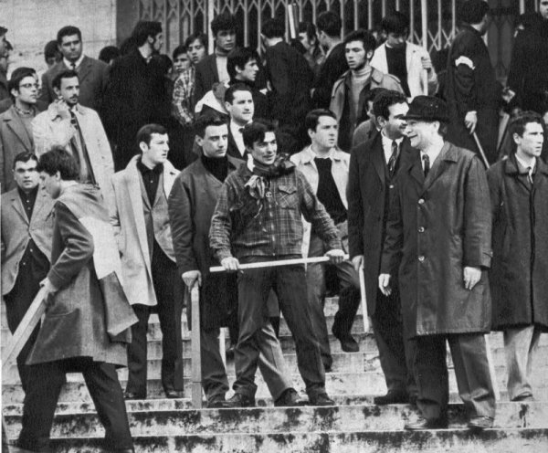La Sapienza, Roma, 16 marzo 1968. Almirante se la ride coi suoi picchiatori