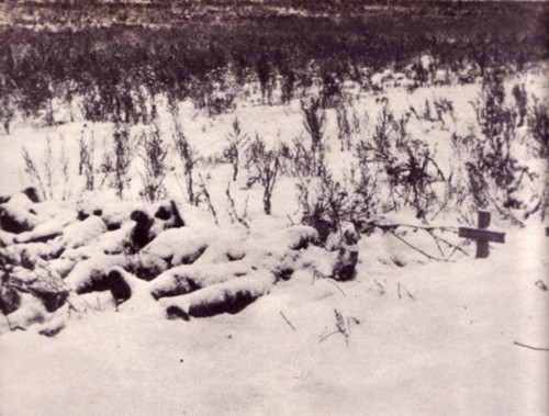 Russia, gennaio 1943. Corpi di alpini sotto la neve.