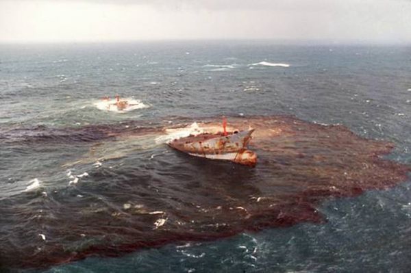 16 marzo 1978: L'Amoco Cadiz affonda e le sue 230.000 tonnellate di greggio cominciano a spandersi per l'oceano.