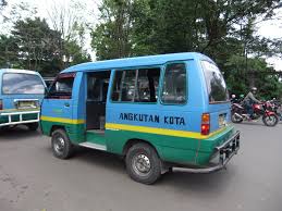 Un Angkot a Bandung (quasi 9 milioni di abitanti).