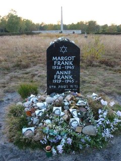 Bergen-Belsen: la tomba simbolica di Anna e Margot Frank.