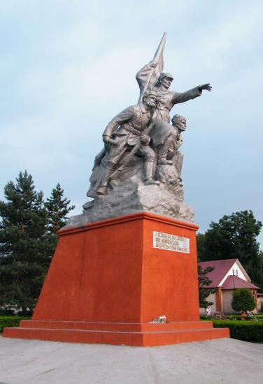 Spassk-Dalnij: ll monumento con riportati i versi del canto.