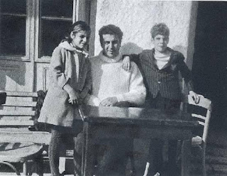 1969: Mikis Theodorakis a Zatuna con la famiglia. Ο Μίκης Θεοδωράκης στη Ζάτουνα με την οικογενεία του.