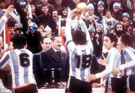 Il porco Videla alla premiazione della nazionale argentina nel 1978